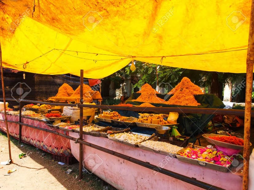 https://previews.123rf.com/images/olivadeseva/olivadeseva1707/olivadeseva170700026/81686659-stall-selling-chaat-food-in-hampi-india.jpg